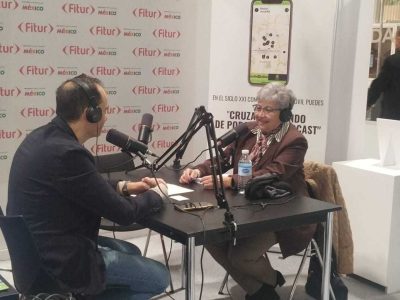 La alcaldesa de Monsagro, Maribel Rodríguez, hablando en radio sobre el Proyecto Geoparque de Salamanca.
