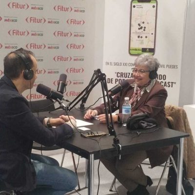 La alcaldesa de Monsagro, Maribel Rodríguez, hablando en radio sobre el Proyecto Geoparque de Salamanca.
