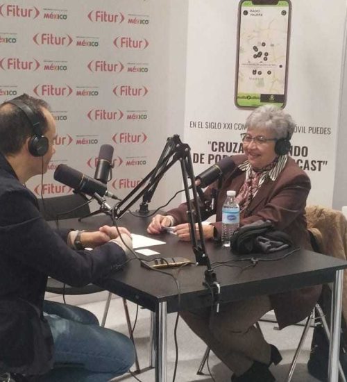 La alcaldesa de Monsagro, Maribel Rodríguez, hablando en radio sobre el Proyecto Geoparque de Salamanca.