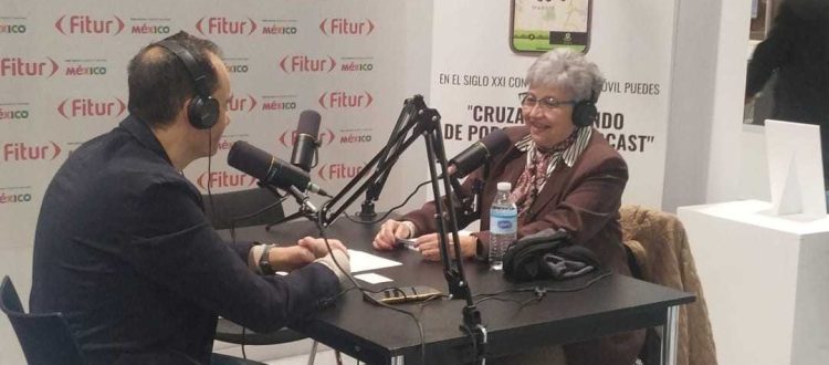 La alcaldesa de Monsagro, Maribel Rodríguez, hablando en radio sobre el Proyecto Geoparque de Salamanca.